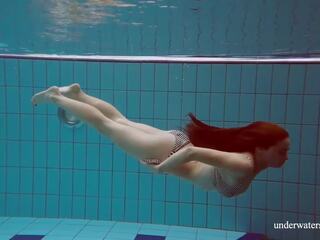 Najbolj vroča punca v odprta plavanje bazen completely nag