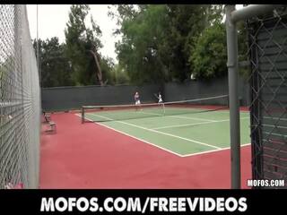 Séduisant tennis rencontres sont surprit étirage avant une match