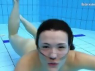 Da solo in il pubblico piscina completamente nudo babes da russia