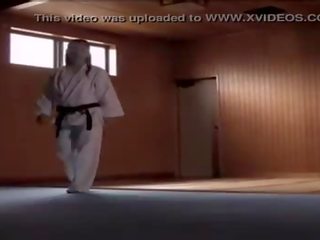 Japanisch karate lehrer rapped von studen zweimal