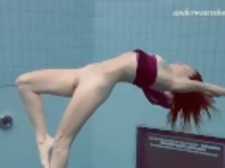 Ala extraordinary unge dame i den svømming basseng