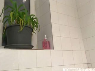 Monster- brüste teenager einnahme ein überlegen dusche leben bis die webkamera