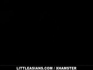 Littleasians - liten asiatiskapojke ung lady suger stor putz säkerhet