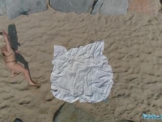 Pubblico agente piccola bionda liz rainbow scopata su il spiaggia in un bikini