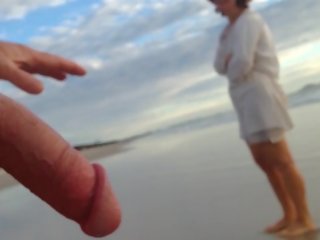 Público erección mujer vestida hombre desnudo playa encounter entre sra y masculino exhibicionista