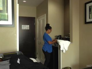 חדר שירות! empleada es seducida por huésped mientras limpiaba el cuarto