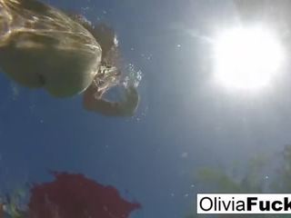 Olivia mempunyai beberapa musim panas menyeronokkan dalam yang kolam