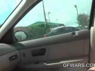 Nevainīgs blondīne sitieniem masīvs dzimumloceklis uz a automašīna