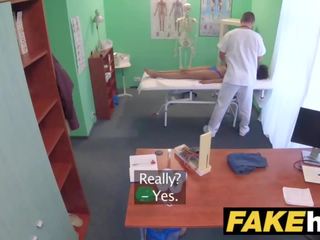 Підробка лікарня медична людина дає desirable смаглява бразилійка студент a жорсткий трахання