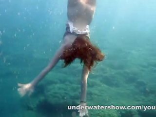 Nastya שוחה עירום ב ה ים