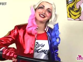 Harley Quinn in collant neri fa una sega con i piedi alla mazza da baseball dirty video videos