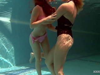 Olla oglaebina & irina russaka extraordinary remaja di bawah air.