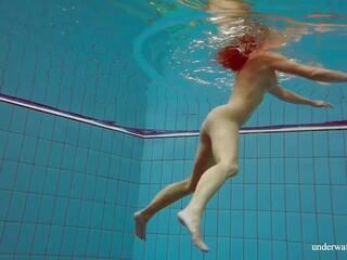 Deniska uskumatu brünett teenie suur tissid ujumine