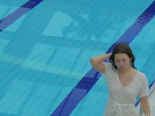 Katy soroka hårig tonårs underwater