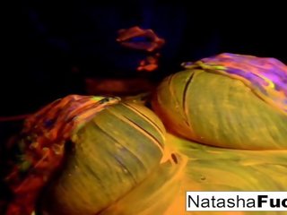 Dögös natasha szép shoots egy tréfa és attractive fekete fény csipesz