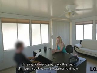 Loan4k. mees grabs kaamera ja organizes räpane film osade andmine sisse loan agency