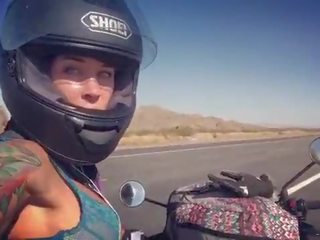 Felicity feline motorcycle deity jahanje aprilia v nedrček