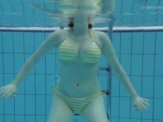 Sedikit tetek remaja lada di bawah air telanjang