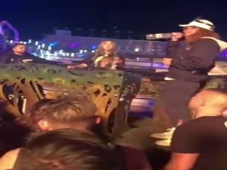 Australiana mulher fode multidão para cima em um spiritual nível