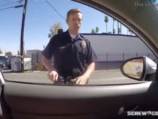 Beccato! nero giovane femmina prende arrestato succhiare spento un poliziotto durante rally!