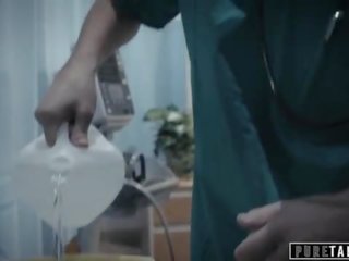 Pure tabu perv majster dáva násťročné pacient vagína skúška