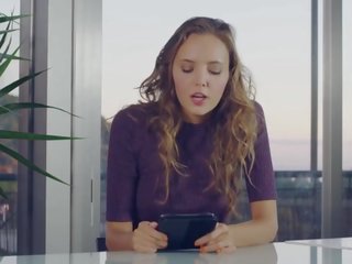 Kvinna har orgasmen medan reading book- katya clover