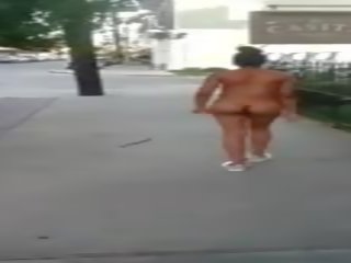 Όμορφος/η african-american κορίτσι walks γυμνός/ή thru πόλη: σεξ συνδετήρας f2