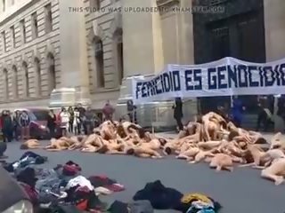 裸体 女 protest 在 阿根廷 -colour 版本: xxx 夹 01