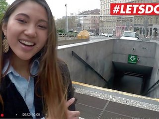Letsdoeit - charlie dean picks opp og asiatisk turist og starter henne sprute