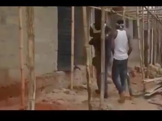 Afrikansk nigerian ghetto juveniles gangbang en jomfru / del ett
