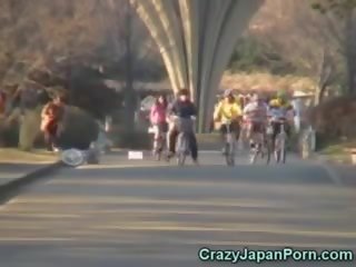 Enchantress ホヤ 上の a bike で 公共!