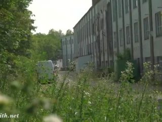 Các lair. jeny smith đang đi khỏa thân trong một abandoned factory!