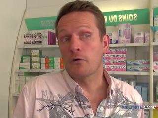 Prantsuse pharmacist saab perses sisse a perse poolt a tohutu võll