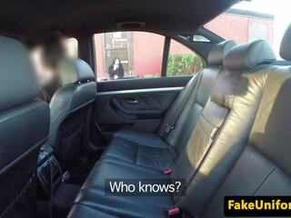 Pulled vollbusig vereinigtes königreich seductress analized im polizei auto