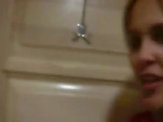 صغير ناتاشا دمية عار في مرحاض