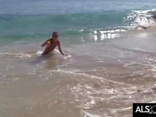 Six sừng đồng tính nữ đi tại nó trên một công khai bãi biển