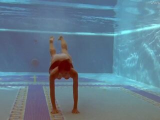 Nxehta ruse pornstar irina strips lakuriq në duke notuar pishinë