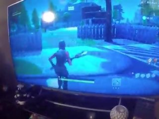 Grande tetitas gamer dama consiguiendo follada jugando fortnite