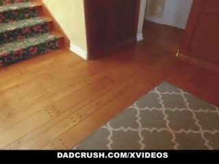 Dadcrush - منحرفة stepdad اشتعلت و مارس الجنس بواسطة ربيبة مونيكا حكيم