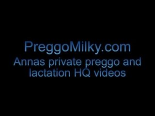 Squirting breastmilk medtem daje a fafanje resnično amaterke milf