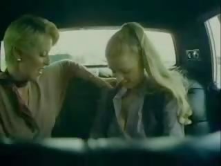 Dwa zmysłowy laski sprawka lesbijskie seks wideo w samochód