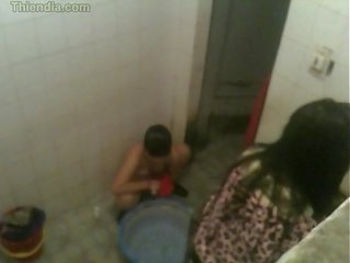 Vietnam študent skrytý semeno v kúpeľňa