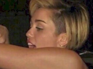 Miley cyrus عاري الصدر: 