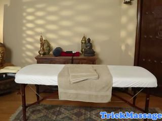 Massage liebend brünette im verdorben sitzung