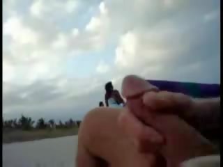 Amerikkalainen matkailualueen nykiminen päällä the ranta kun taas nainen passing mukaan mov