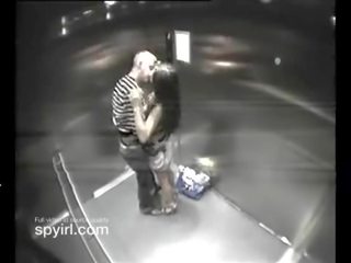 Cặp vợ chồng đang có giới tính phim trên khách sạn thang máy được bắt trên ẩn máy ảnh
