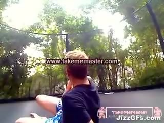 Giovanissima prende un sborrata su il trampoline