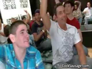 Bunch van dronken homo juveniles gaan gek in club 2 door cocksausage