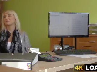 Argëtues blondie prirje mbi dhe fucked i vështirë në zyrë