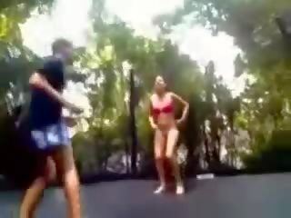 Trampolin sexamateur זוג מזיין ב trampolin